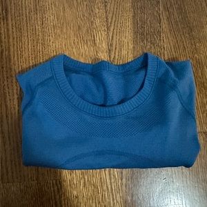 Lululemon short sleeve shirt! Size 6